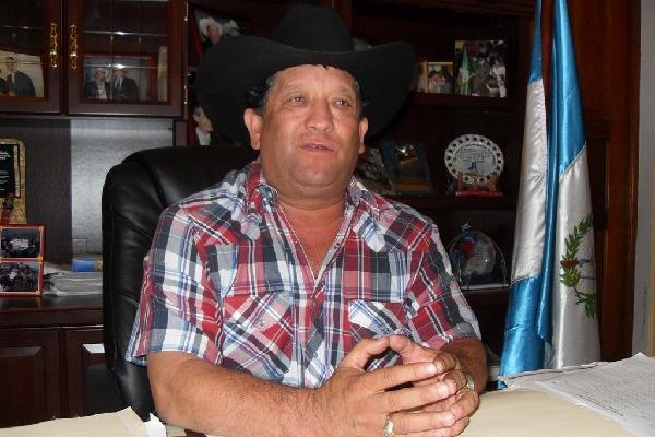 Augusto Belarmino Montúfar   no se ha presentado a la comuna porque afirma que tiene 15 días de permiso.