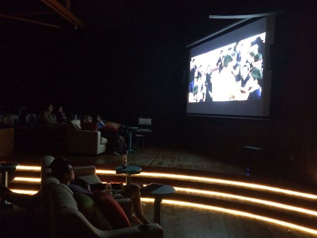 Cinéfilos asisten a la inauguración de La Sala de Cine, del cineasta Jayro Bustamante. (Foto Prensa Libre: La Sala de Cine)