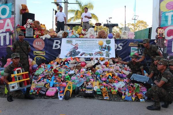 Soldados de la Primera Brigada, en Santa Elena, Flores, Petén, y personal de una empresa de cable, efectuaron una telemaratón para recaudar juguetes, los cuales entregaron a niños residentes en comunidades aledañas a la zona de adyacencia. (Foto Prensa Libre: Rigoberto Escobar)