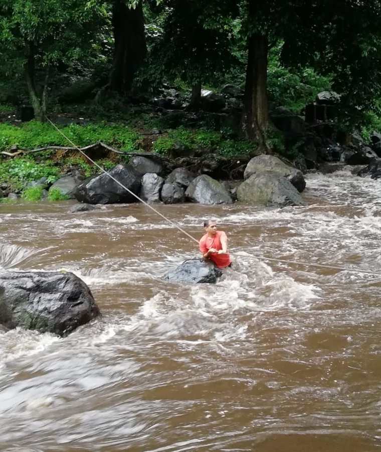 Uno de los turistas cruza el río Cantil, en Escuintla, donde los Bomberos Voluntarios colocaron cables para facilitar el rescate. (Foto Prensa Libre: Carlos Paredes)
