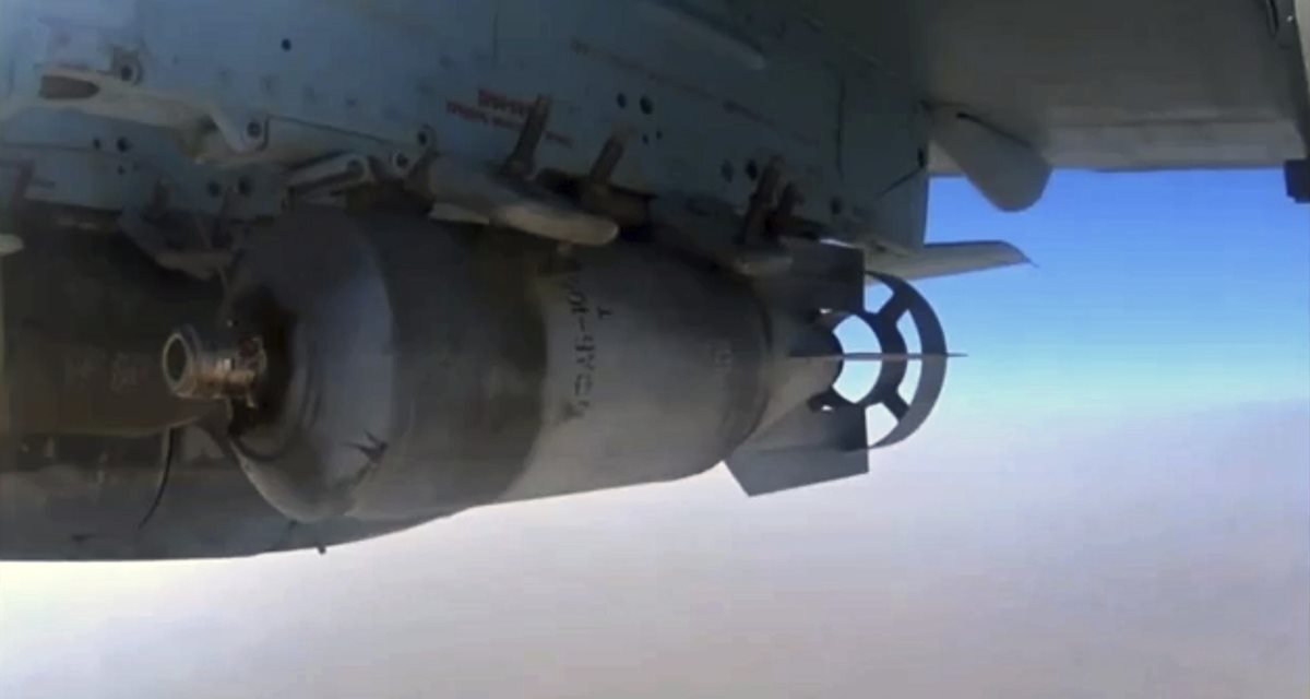 Un bombardero ruso se dispone a soltar la artillería durante un nuevo ataque aéreo en la provincia de Hama en Siria. (Foto Prensa Libre: EFE).