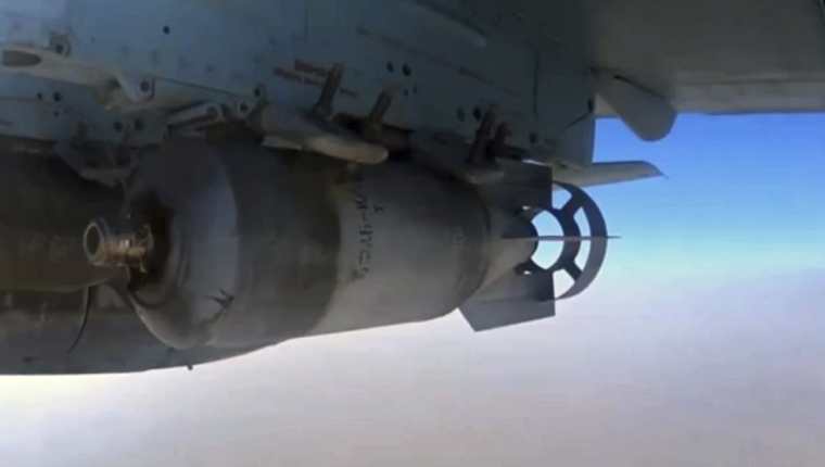 Un bombardero ruso se dispone a soltar la artillería durante un nuevo ataque aéreo en la provincia de Hama en Siria. (Foto Prensa Libre: EFE).