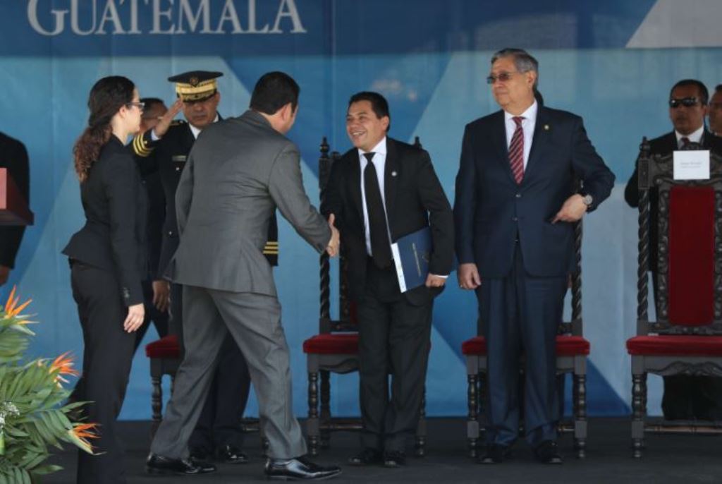 En un acto oficial el 26 de marzo, Kamilo Rivera, entonces viceministro de Gobernación, saluda al presidente Jimmy Morales durante la entrega de patrullas a la PNC. Foto Prensa Libre: Hemeroteca PL)
