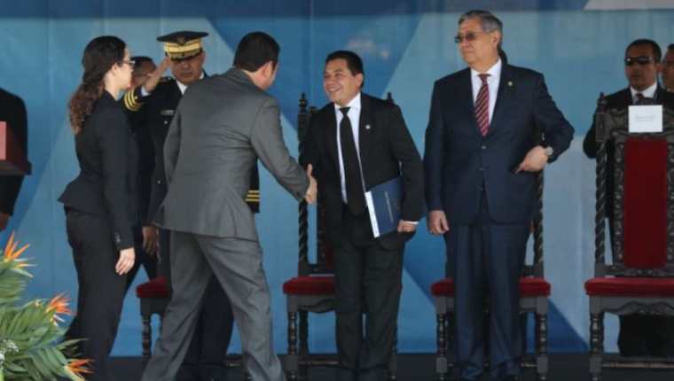 En un acto oficial el 26 de marzo, Kamilo Rivera, entonces viceministro de Gobernación, saluda al presidente Jimmy Morales durante la entrega de patrullas a la PNC. Foto Prensa Libre: Hemeroteca PL)