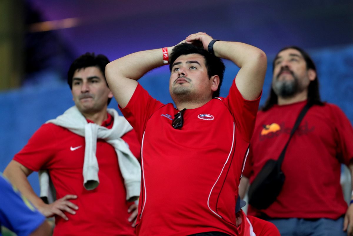 Los aficionados chilenos no pueden creer que se les esfumó el Mundial 2018. (Foto Prensa Libre: EFE)
