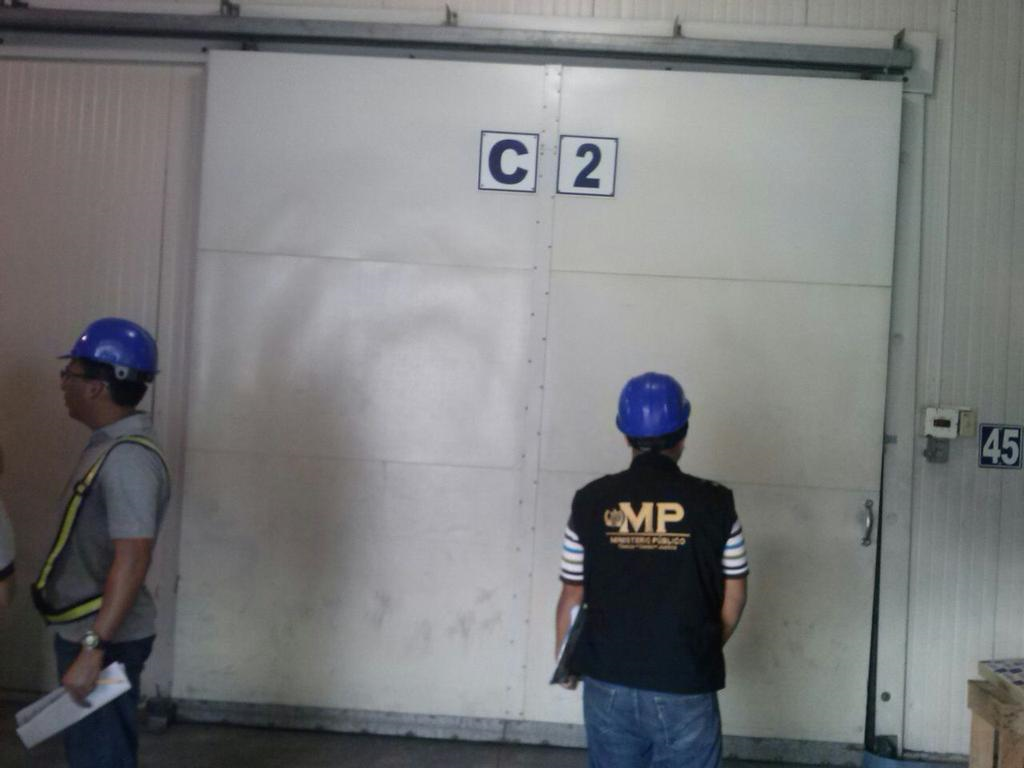 Fiscales del MP inspeccionan el contenedor en Puerto Barrios. (Foto Prensa Libre: MP)