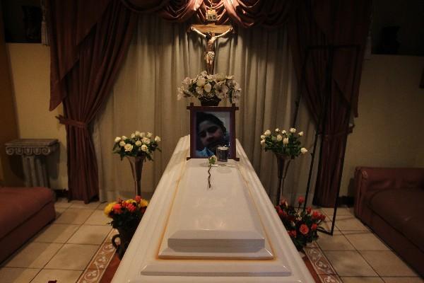 Los restos de Nancy Paola Oscal Pérez son velados en una funeraria de la zona 9 capitalina.