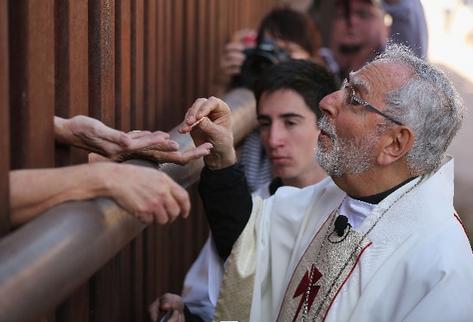 Obispos de diferentes regiones ofician una misa en Nogales, Arizona, para pedir por una reforma migratoria en EE. UU. (Foto Prensa Libre: AFP).
