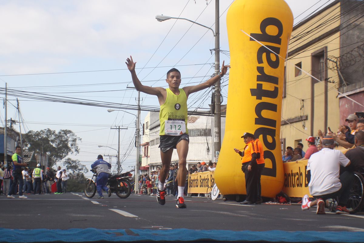 Mario Pacay alza los brazos y festeja su primer triunfo del año. (Foto Prensa Libre: Jesús Cuque)