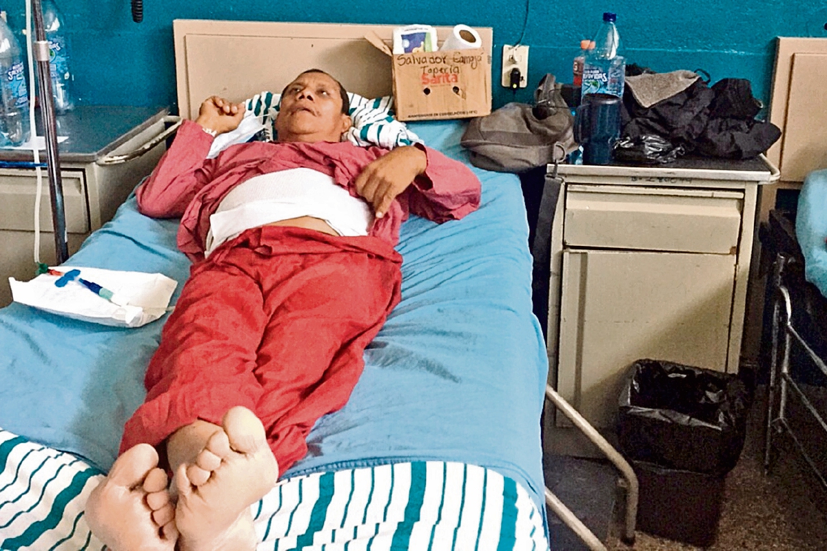 En la camilla 128 del hospital del IGSS de la zona 9, Salvador Camajá se recupera luego de una grave infección que pudo haberle causado la muerte por tratamientos de la empresa Pisa.