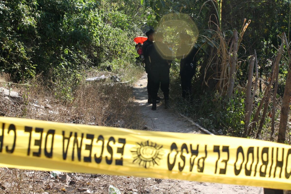 Agentes de la PNC acordonan el lugar donde fueron localizados los restos de una mujer, en Sanarate, El Progreso. (Foto Prensa Libre)