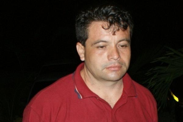 Byron Alfredo Orellana, quien fue capturado con cigarros de contrabando, permanece en la subestación de Melchor de Mencos. (Foto Prensa Libre: Rigoberto Escobar)