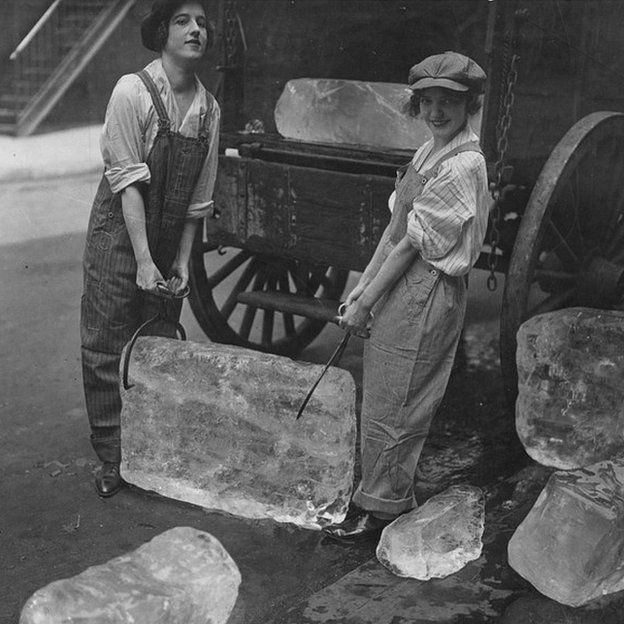 Chicas repartiendo hielo durante la Primera Guerra Mundial. Unos años más tarde, los refrigeradores reducirían considerablemente el negocio. (Foto: U.S. National Archives and Records Administration)