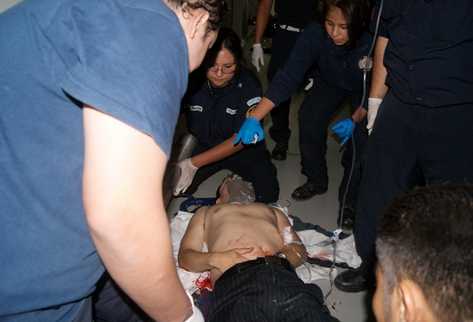 Henry Farriña, en el momento en que era asistido por bomberos.