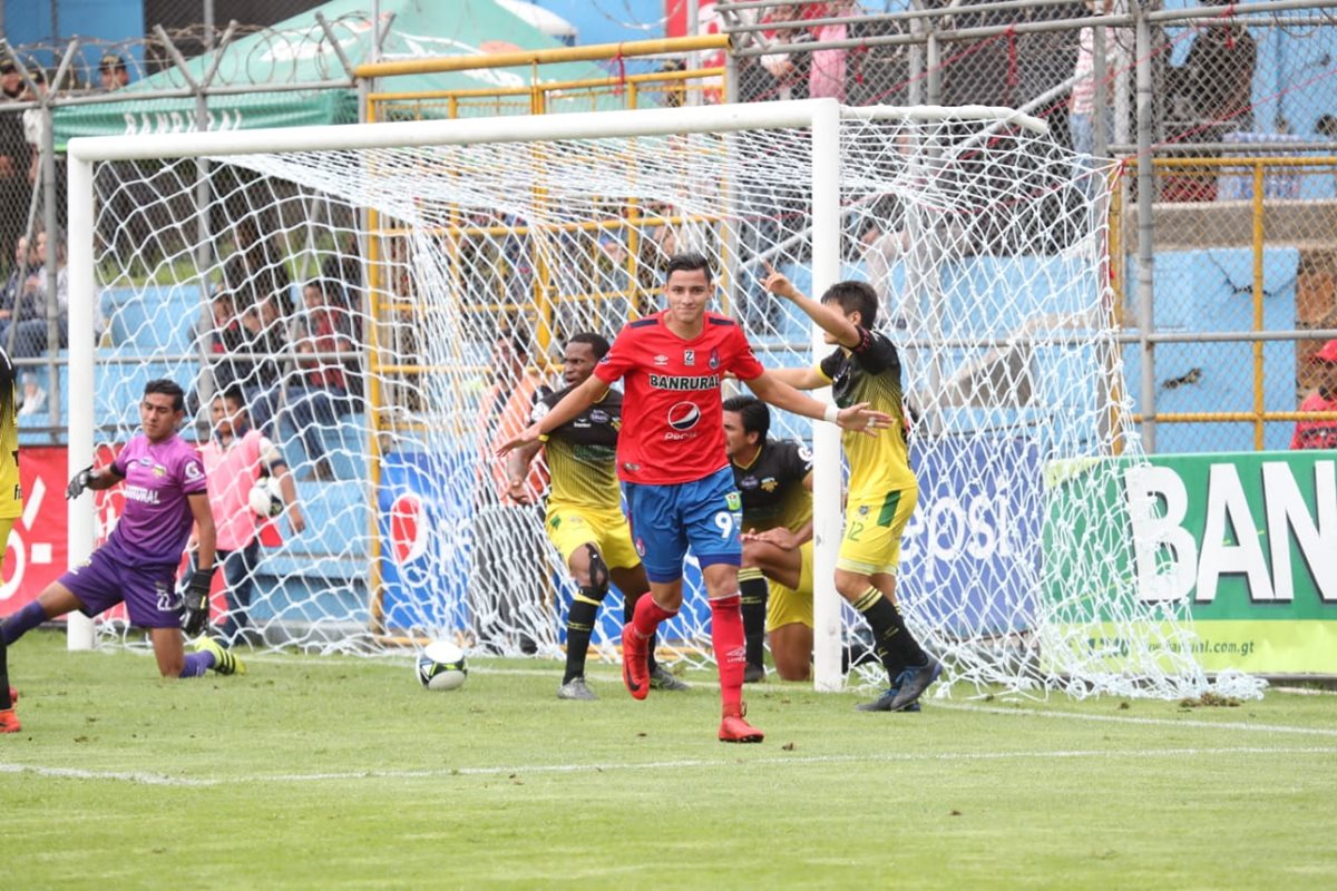 Con gol de Luis Martínez Municipal superó a Deportivo Petapa. (Foto Prensa Libre: Érick Ávila)