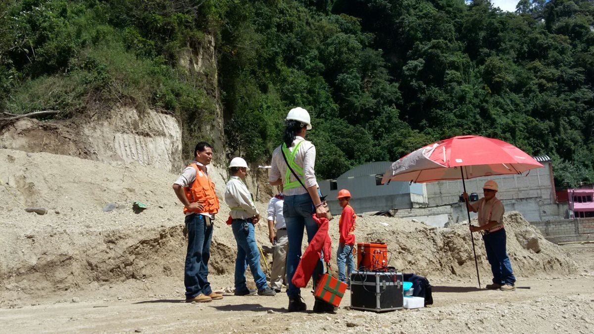  Equipos de Conred hacen el trabajo en El Cambray. (Foto: Muni Santa Catarina Pinula)