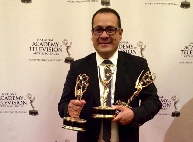 Julio Cisneros muestra las tres estatuillas que obtuvo en la gala de los Emmy.