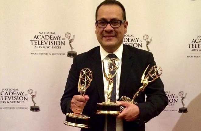 Julio Cisneros muestra las tres estatuillas que obtuvo en la gala de los Emmy.
