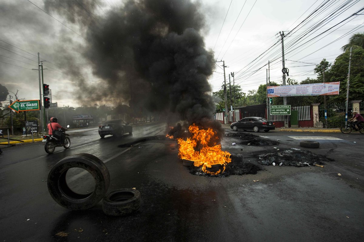 Manifestantes levantaron barricadas en varios puntos de Nicaragua para manifestar en contra del gobierno de Daniel Ortega. (Foto Prensa Libre: EFE)