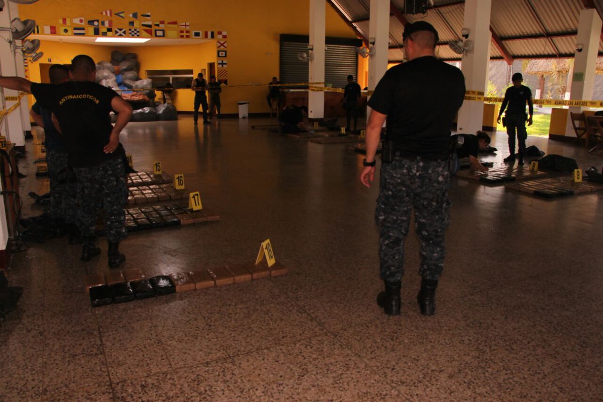 La droga se encontraba oculta en sacos dentro de las embarcaciones que fueron interceptadas por militares. (Foto Prensa Libre: PNC)
