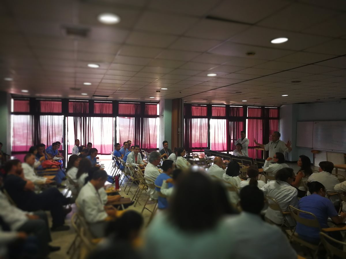Médicos del Hospital San Juan de Dios estuvieron esta mañana en una asamblea permanente, para discutir los pasos a seguir en los próximos días. (Foto Prensa Libre: Ana Lucía Ola)