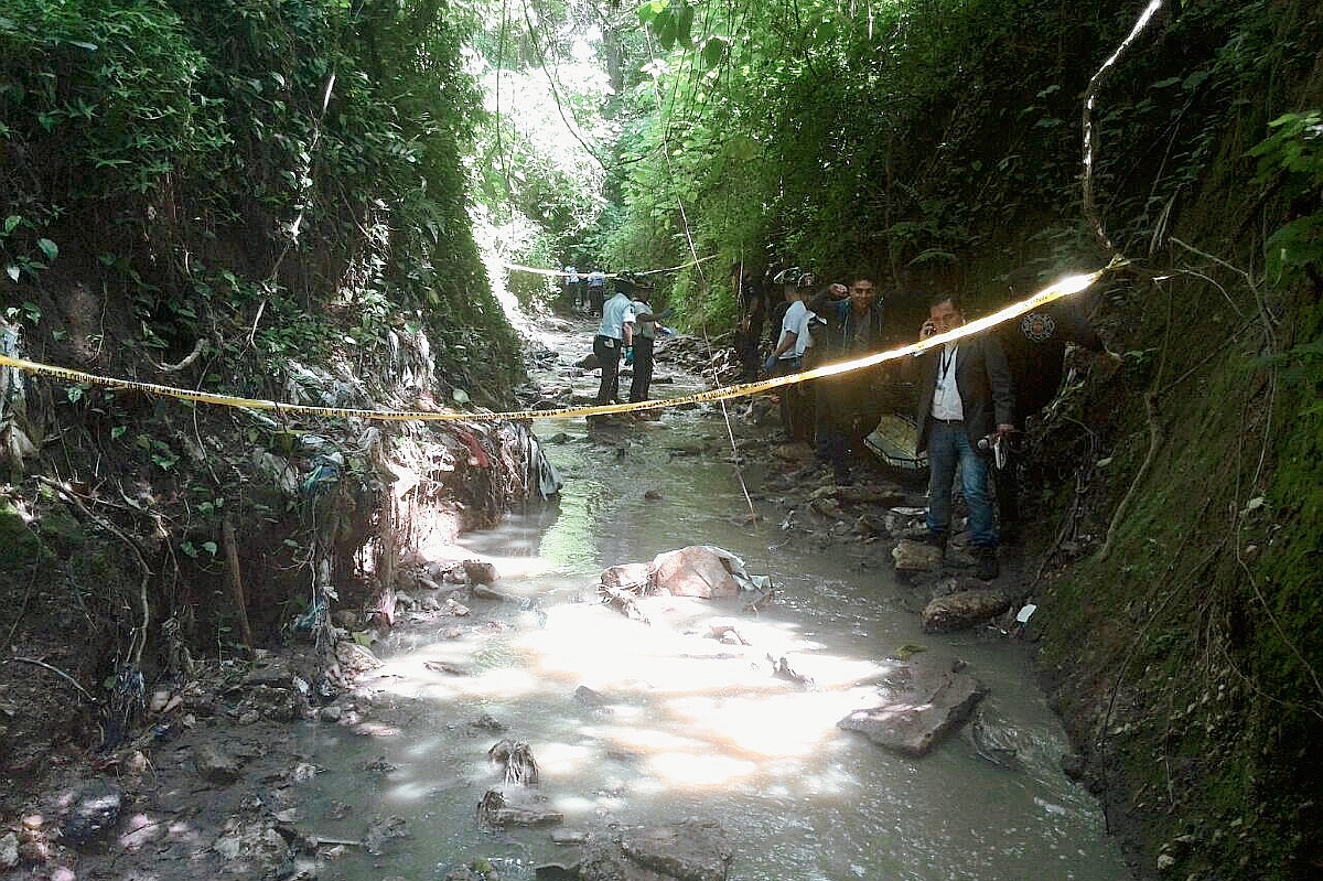 Los cuerpos de dos mujeres fueron localizados en un barranco de la Colonia Paraiso 1 zona 18. (Foto Prensa Libre: Esbin García).