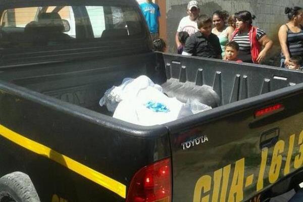 El cuerpo de una mujer no identificada fue localizado en un sector de San Juan Sacatepéquez. (Foto Prensa Libre: CBMDEPTAL)