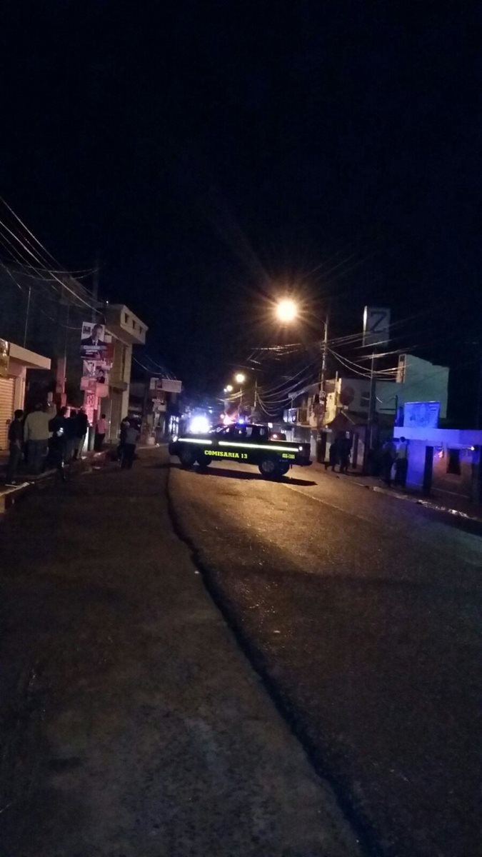 Enfrentamiento entre vecinos de Fraijanes y PNC, luego de un ataque armado que dejó un muerto. (Foto Prensa Libre)