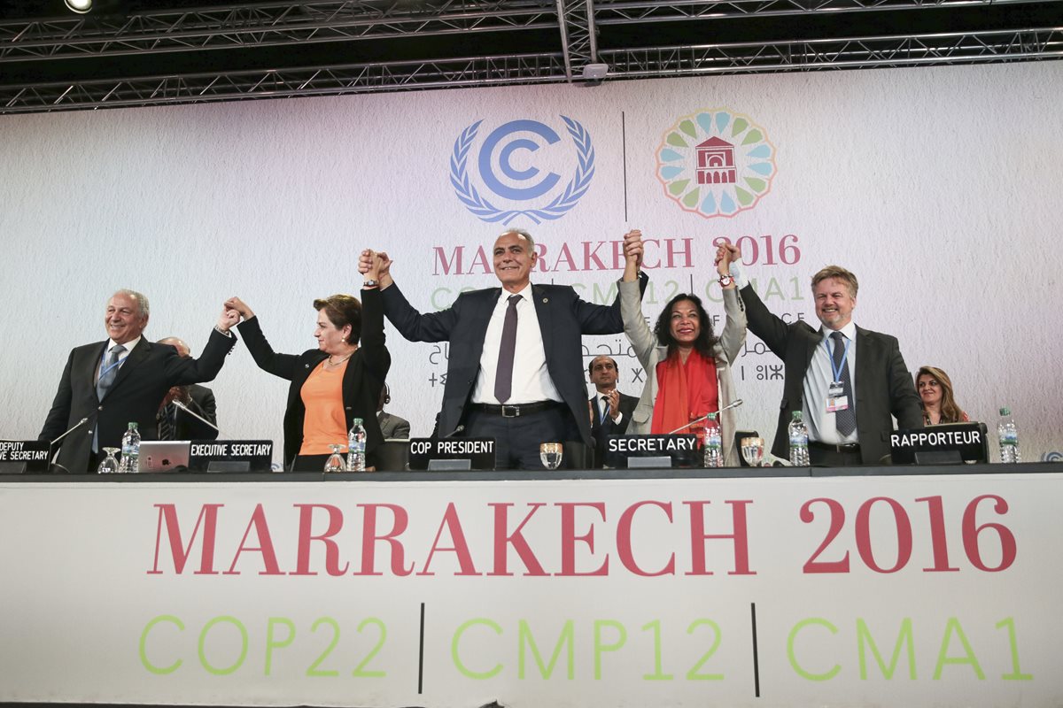 Altos dirigentes celebran en Marrakech, Marruecos, la aprobación de la agenda contra el cambio climático. (Foto Prensa Libre: AP).
