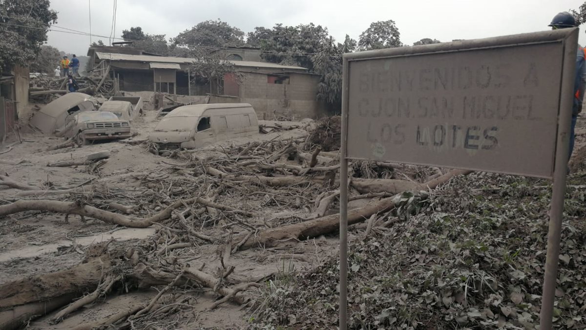 La aldea San Miguel Los Lotes quedó devastada, junto a otros tres sitio, debido al nivel de destrucción no se puede recuperar servicio de energía eléctrica. (Foto, Prensa Libre: Érick Ávila)