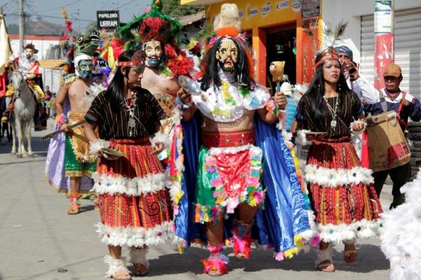 Danza de la Conquista de Guatemala durante el desfile de la Cultura Viva, en Rabinal. (Foto Prensa Libre: Carlos Grave)