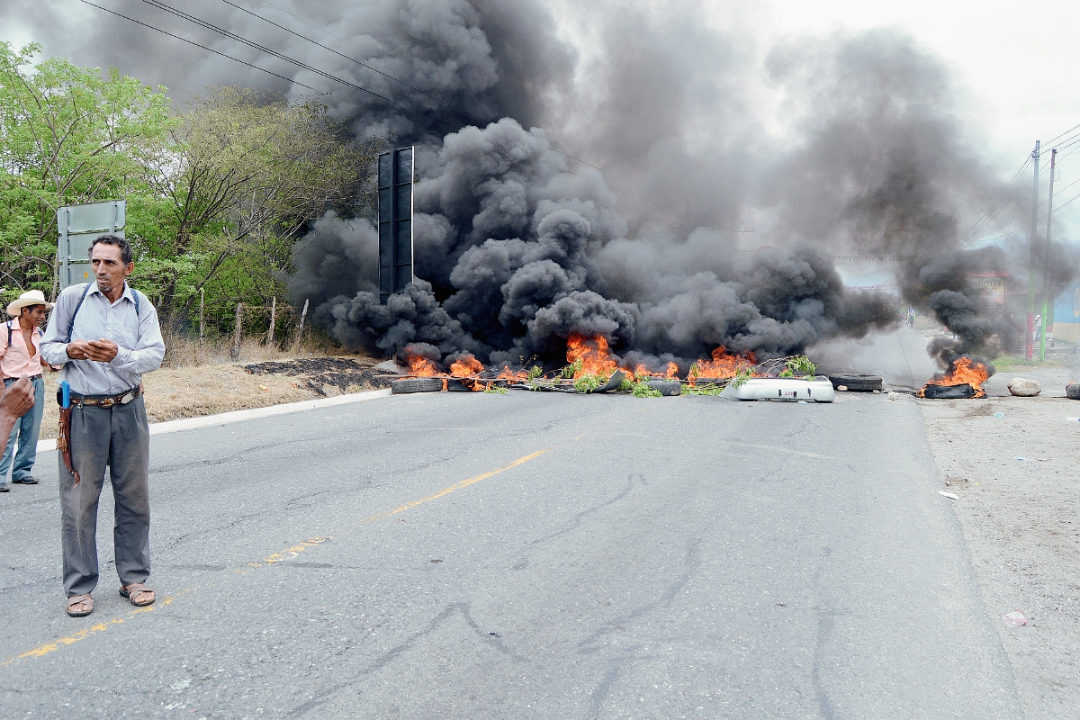 Los pobladores bloquearon el paso en el km 135.5 de Río Hondo, Zacapa. (Foto Prensa Libre: Víctor Gómez)