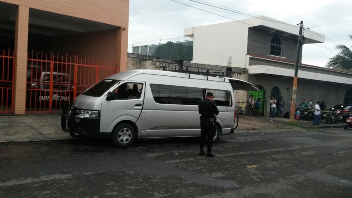El microbús donde murieron dos personas, es resguardado por agentes de la PNC en la cabecera de Escuintla. (Foto Prensa Libre: Carlos E. Paredes)