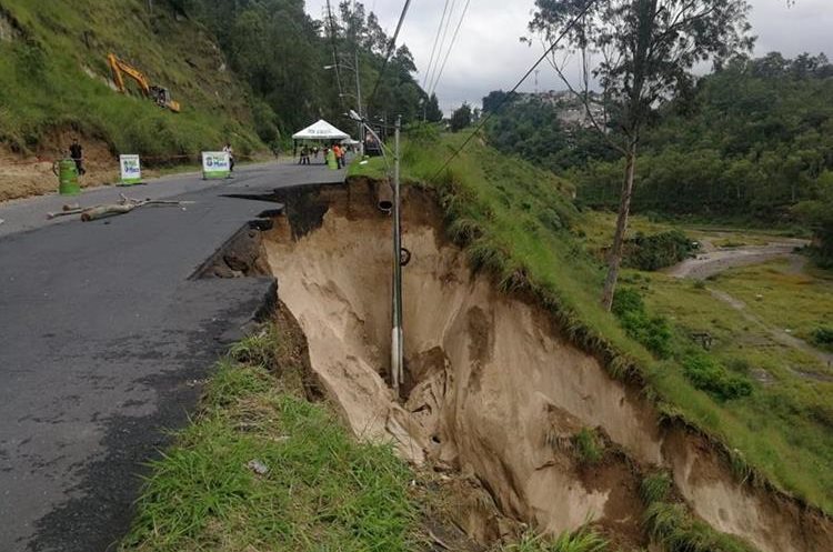 Un socavamiento se registró en la carretera que conecta Villa Lobos con Ciudad San Cristóbal. (Foto Prensa Libre: Hemeroteca PL)