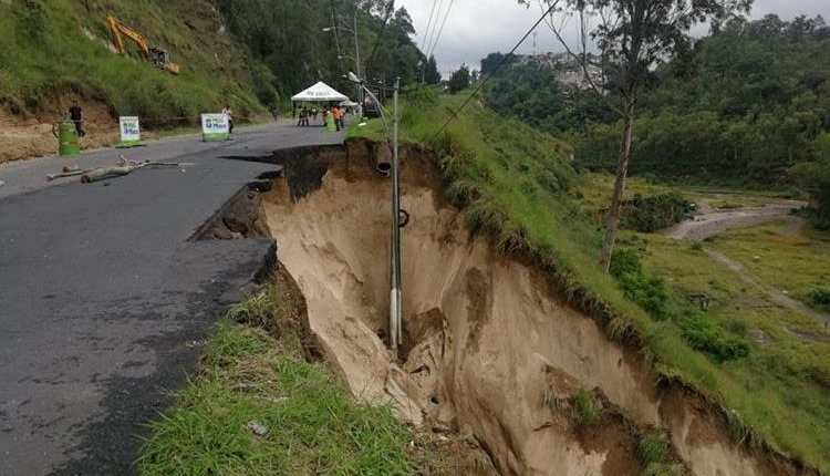Un socavamiento se registró en la carretera que conecta Villa Lobos con Ciudad San Cristóbal. (Foto Prensa Libre: Hemeroteca PL)