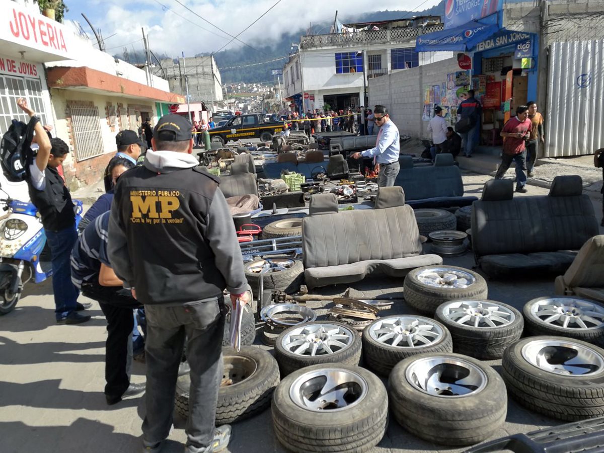 Aunque la PNC efectúa operativos frecuentes, vecinos de Quetzaltenango señalan que el robo de vehículos no se detiene. (Foto Prensa Libre: Carlos Ventura)