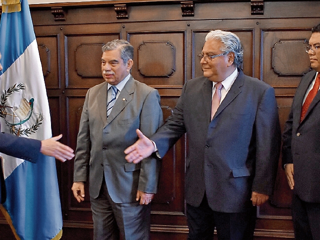 Juramentación de los directivos de CNEE, Julio Campos, Minor López y Miguel Santizo.