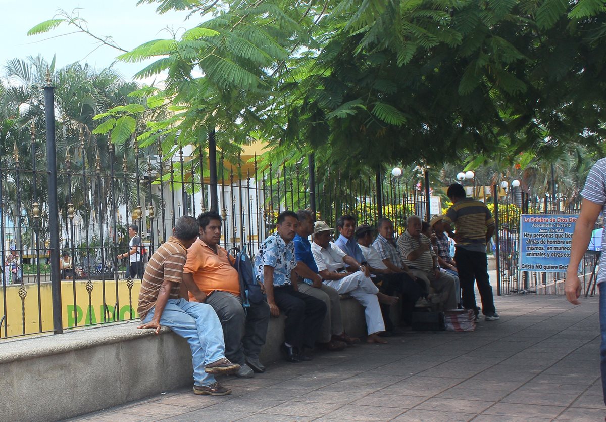 La mayor parte de desempleados son hombres, quienes frecuentas los sitios públicos en Escuintla para ser contratados por alguna persona. (Foto Prensa Libre: Enrique Paredes).