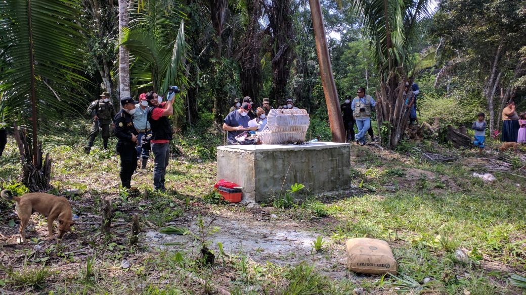 La exhumación se llevó a cabo en el camposanto de la comunidad Bolivia El Colorado, en Sayaxché. (Foto Prensa Libre: Rigoberto Escobar)