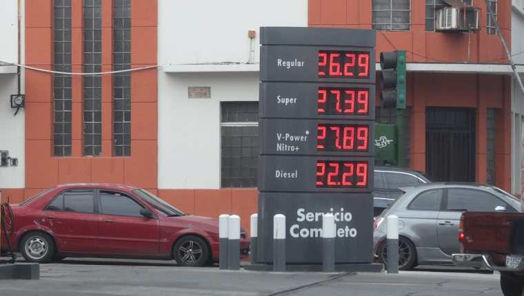 Los precios en los combustibles se mantienen al alza. (Foto Prensa Libre: Carlos Hernández)