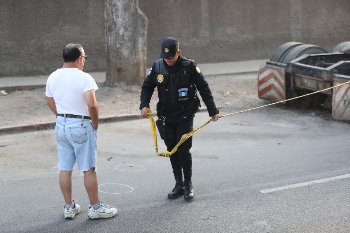 Agentes de la PNC acordonan el área donde sucedió el ataque, para resguardar las evidencias. (Foto Prensa Libre: Érick Ávila)