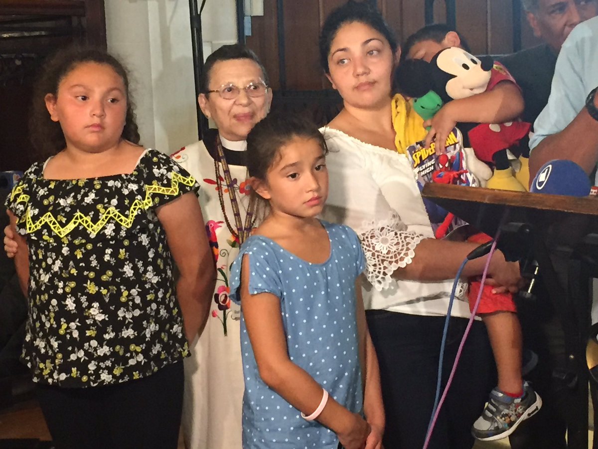 Amanda Morales y sus tres hijos permanecerán refugiados en una iglesia santuario en Washington Heights en Manhattan. (Foto Prensa Libre: Mundo Hispánico)