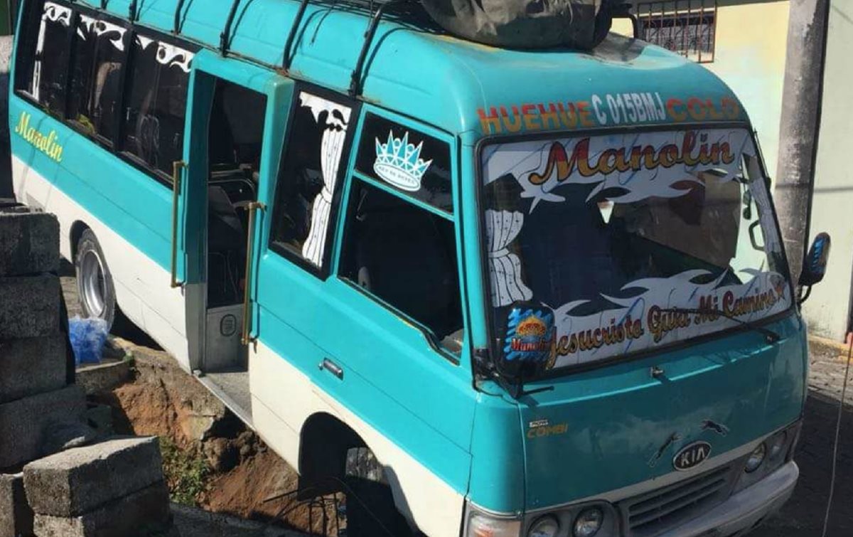 El bus de Xinabajul estuvo a punto de caer al barranco. (Foto Prensa Libre: Bomberos de Colomba Costa Cuca)