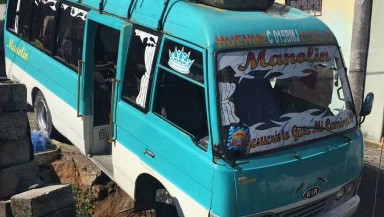 El bus de Xinabajul estuvo a punto de caer al barranco. (Foto Prensa Libre: Bomberos de Colomba Costa Cuca)