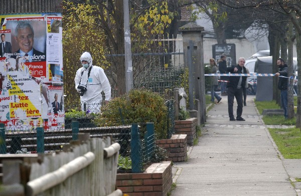 La Policía trabaja en la escena del ataque en Aubervilliers. (Foto Prensa Libre: AP)