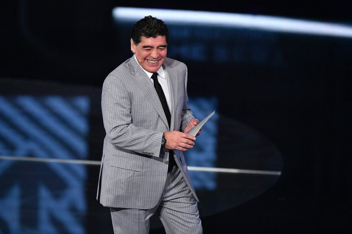 Diego Maradona entregó el premio al Mejor Entrenador en los premios de Fifa. (Foto Prensa Libre: AFP)
