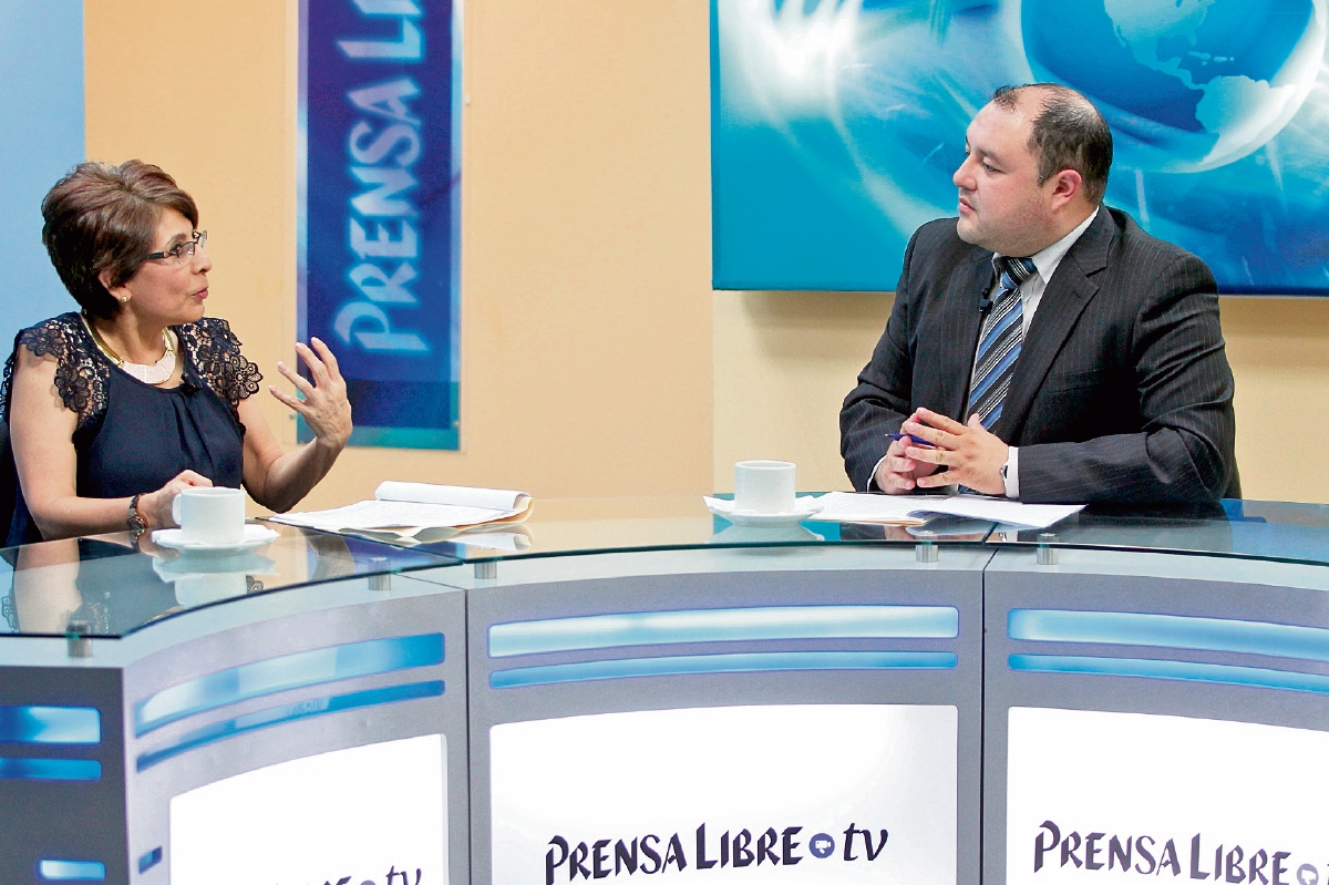 La diputada del partido Encuentro por Guatemala Nineth Montenegro conversa sobre la agenda de trabajo para el 2016, con el editor Antonio Barrios, durante el programa Diálogo Libre.