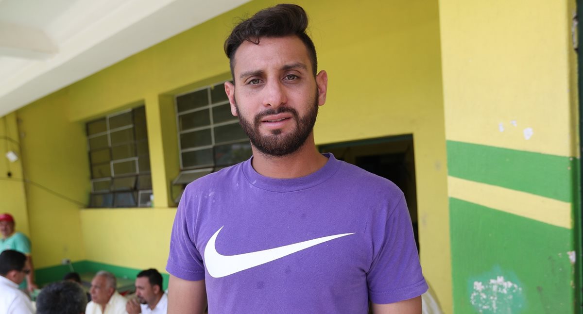 Omar Domínguez se entrenó este martes con Guastatoya pero no viajó con el equipo Pecho Amarillo papara el partido de ida de la final contra Xelajú MC por estar suspendido. (Foto Prensa Libre: Jorge Ovalle)