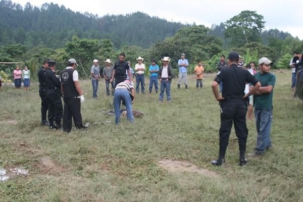El cadáver fue encontrado en la aldea Semilito, en Camotán. (Foto Prensa Libre: Edwin Paxtor)<br _mce_bogus="1"/>