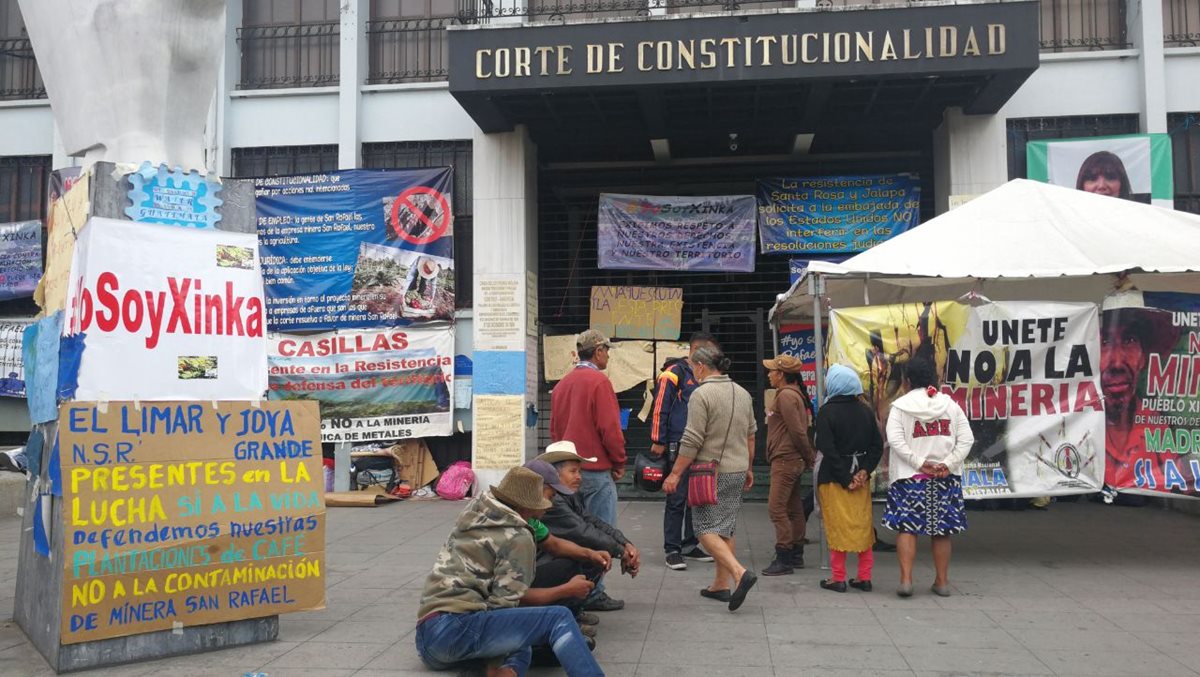 Manifestantes viajaron desde Santa Rosa y Jalapa para exigir que las operaciones de la Minera San Rafael sean suspendidas de manera definitiva. (Foto Prensa Libre: Erick Ávila)